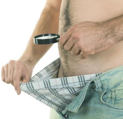 Ein Mann untersucht seinen Penis und möchte ihn vergrößern