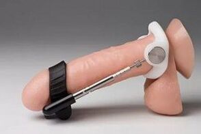 Der Extender verlängert den Penis mechanisch und vergrößert ihn dadurch